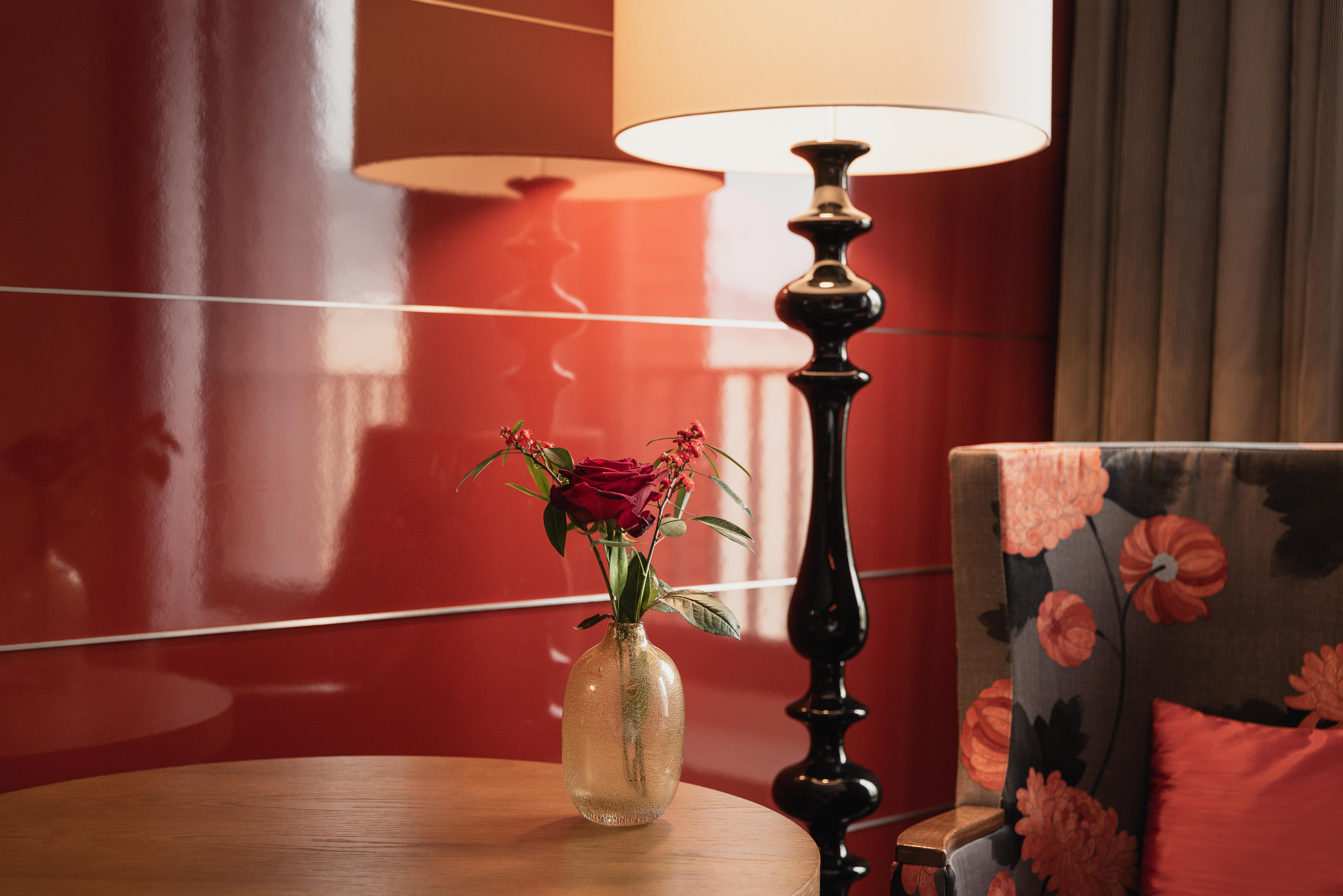 Hilton The Hague Hotel Bagian luar foto A table lamp