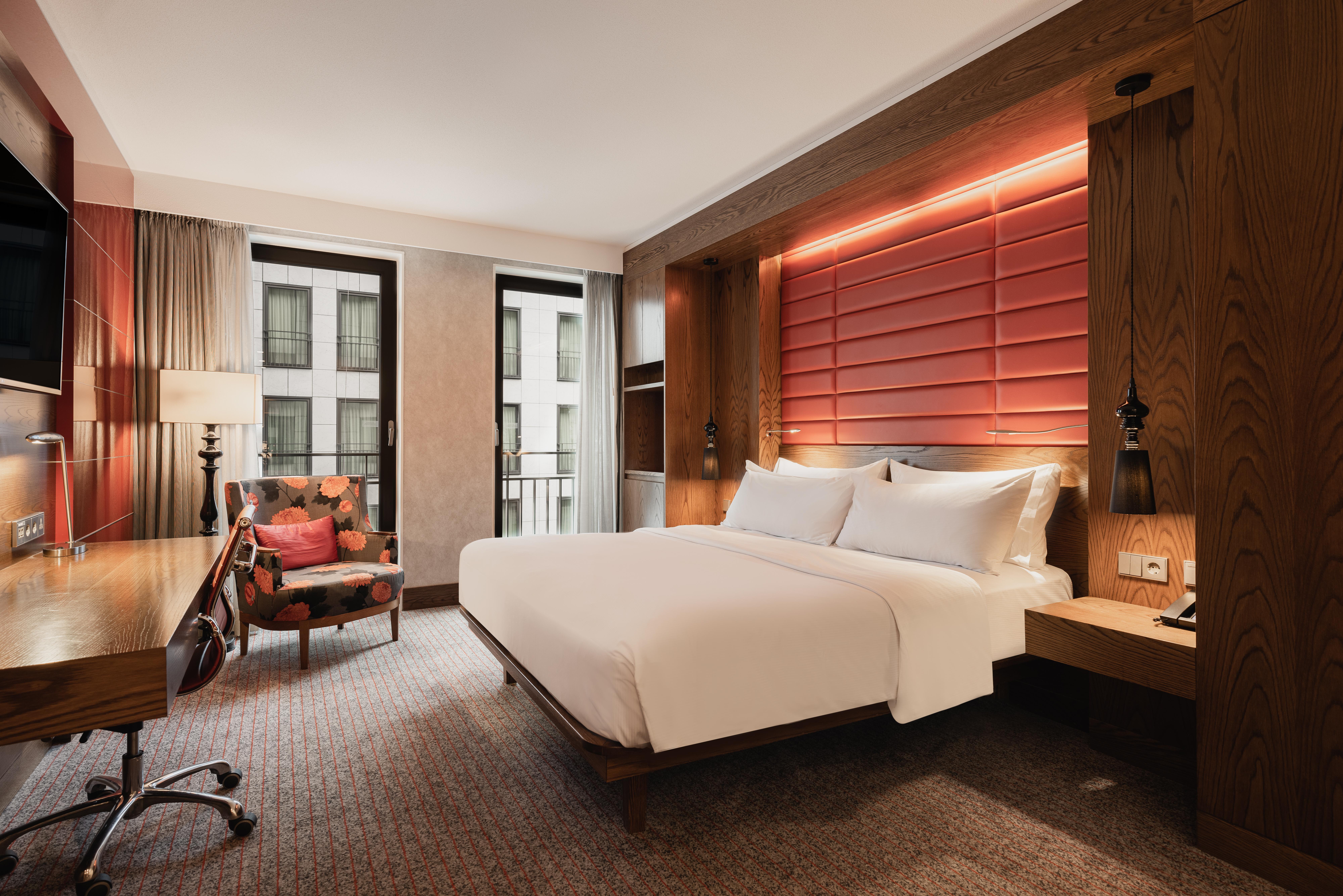 Hilton The Hague Hotel Bagian luar foto A guest room at the hotel
