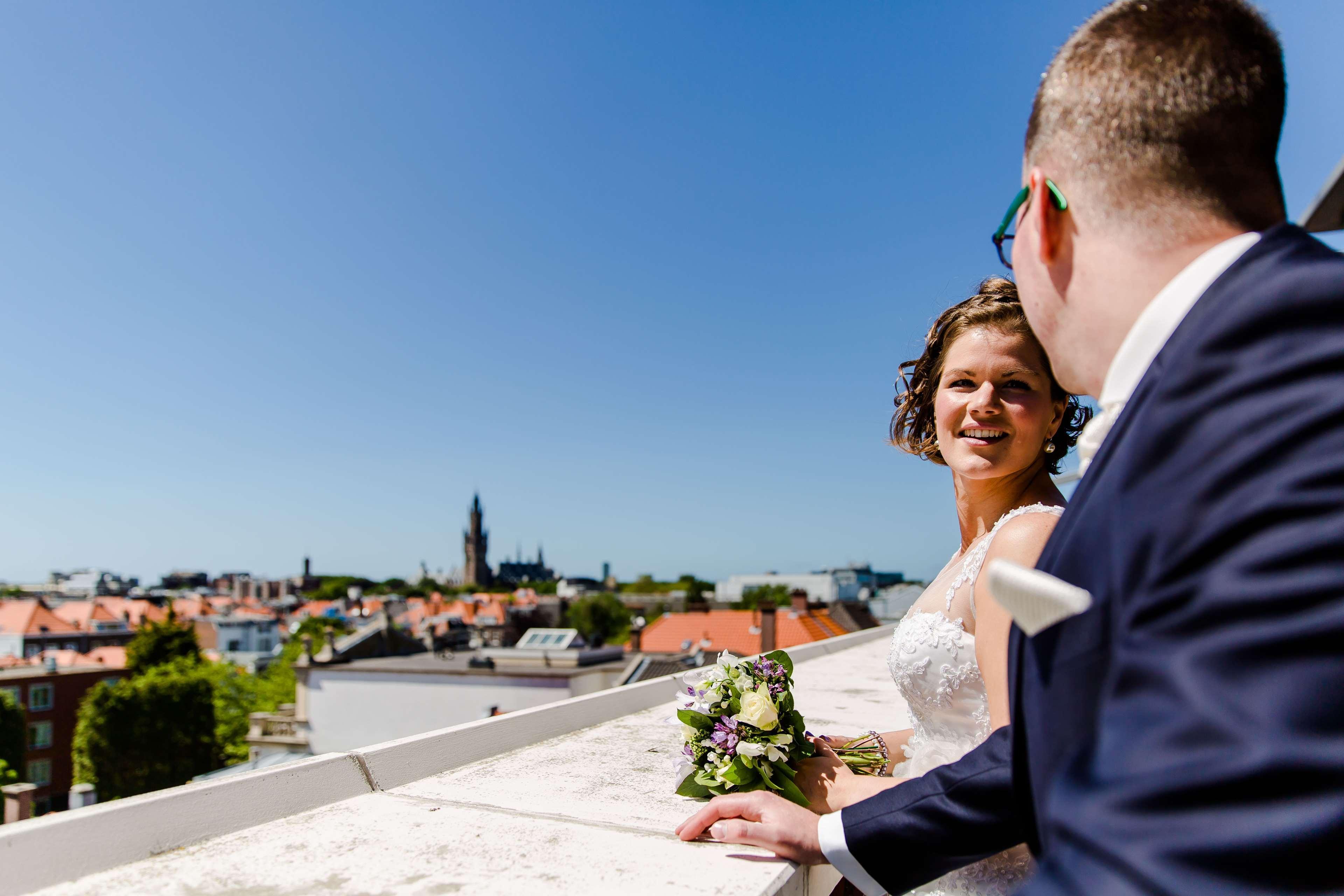 Hilton The Hague Hotel Bagian luar foto Wedding couple on the roof of the Hotel