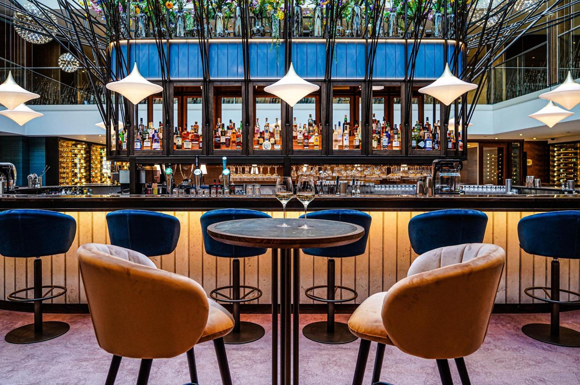 Hilton The Hague Hotel Bagian luar foto The Bar at The Ivy Temple Row